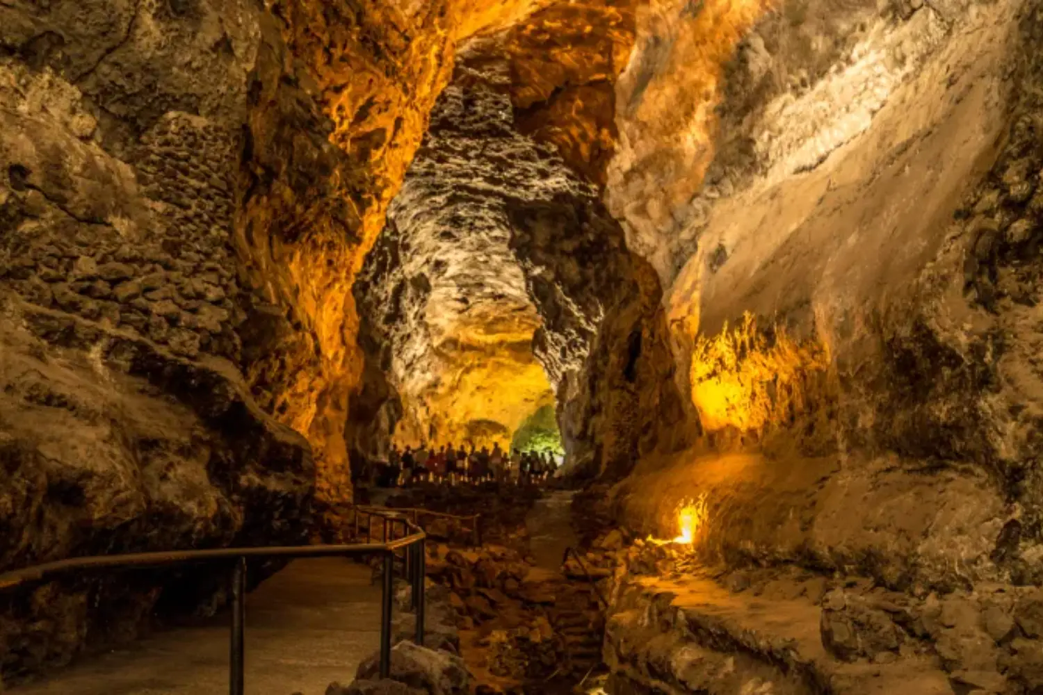 Cueva de los Verdes, luz ámbar Guía lanzarote