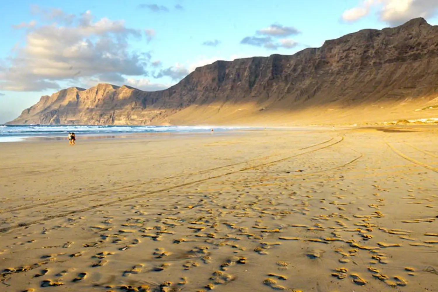 Famara arena dorada y acantilados guía lanzarote