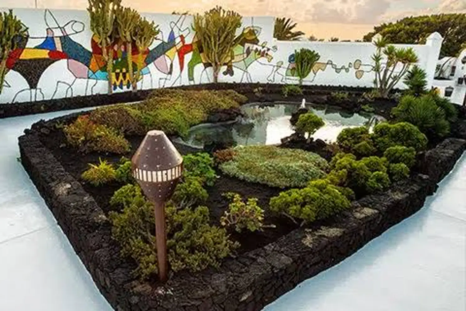 Fundación César Manrique entre lava y palmeras guía lanzarote